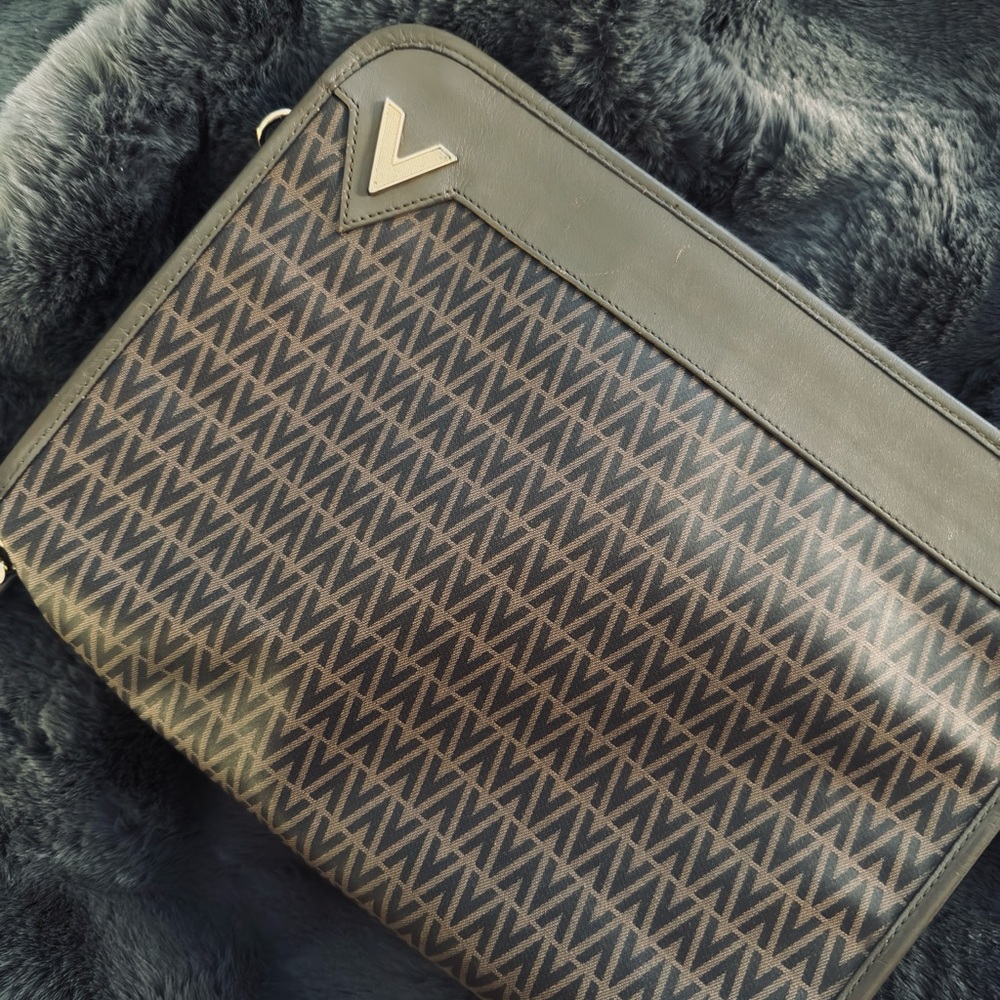 ADDITIONAL CLOSET CLEAR OUT!! AUTHENTIC VALENTINO CLUTCH with extra insert